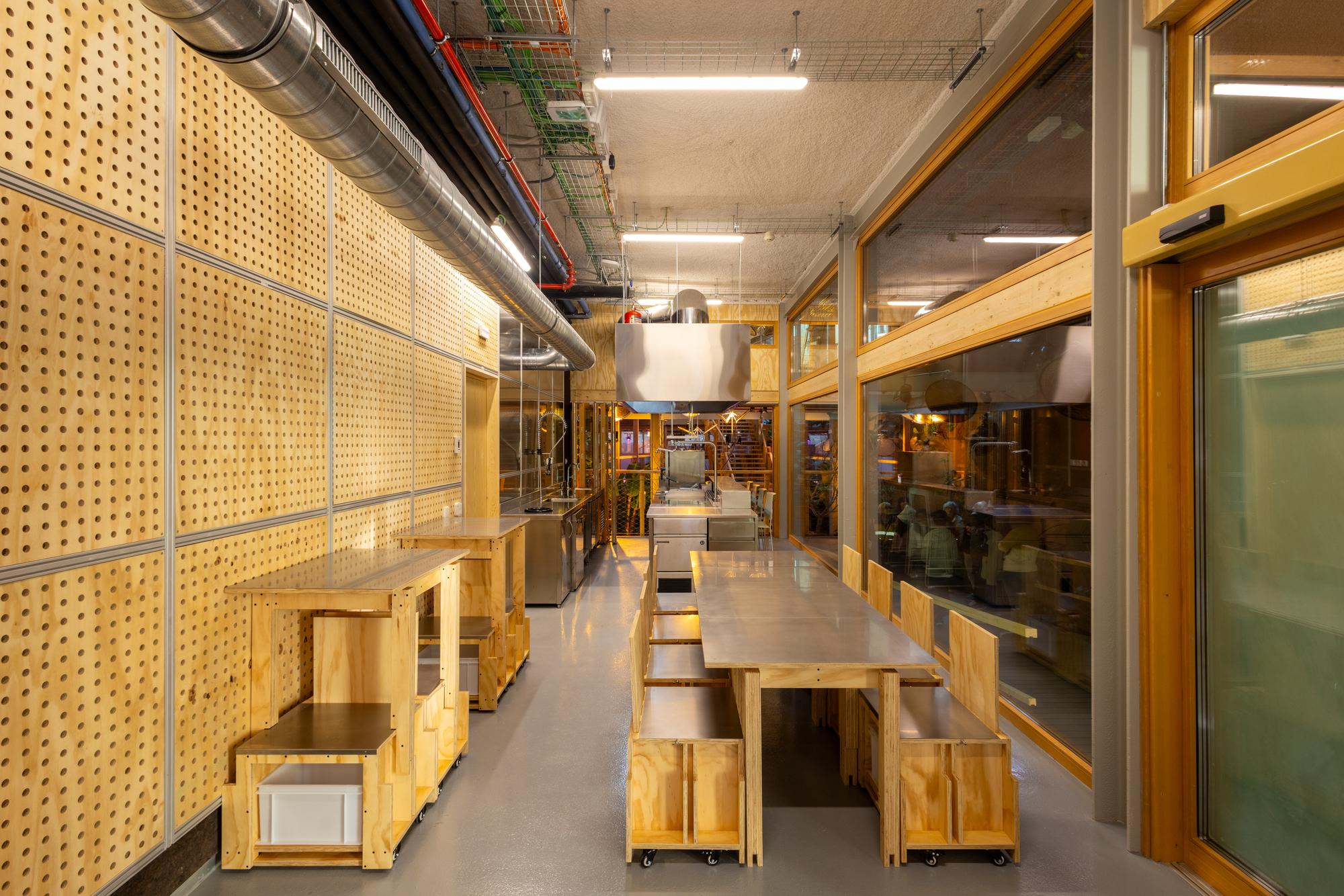 Imagen del interior de un restaurante con muebleria de madera