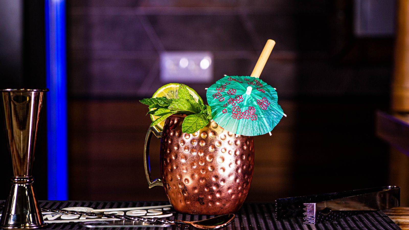 Imagen de una bebida con su paraguas